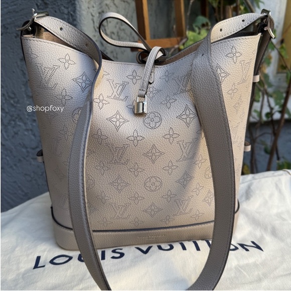 Louis Vuitton Handbags - Louis Vuitton Mahina Leather Flore Bucket Shoulder Bag